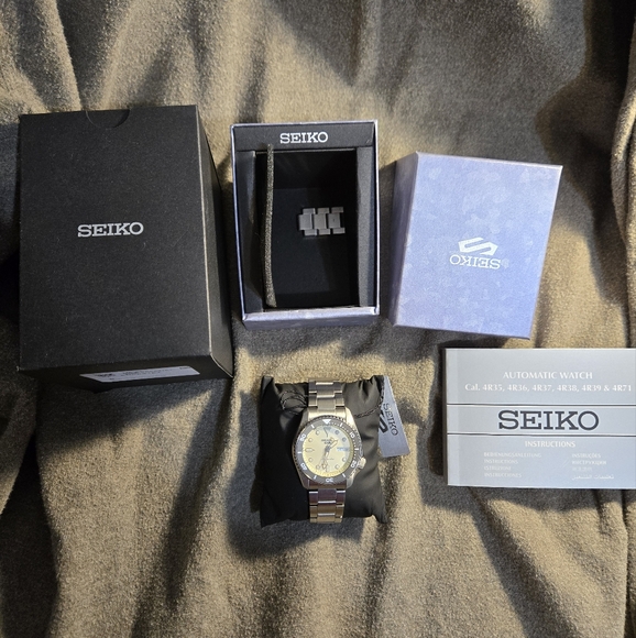 Seiko 5 Sports Automatic Diver Champaign Dial - Picture 2 of 7